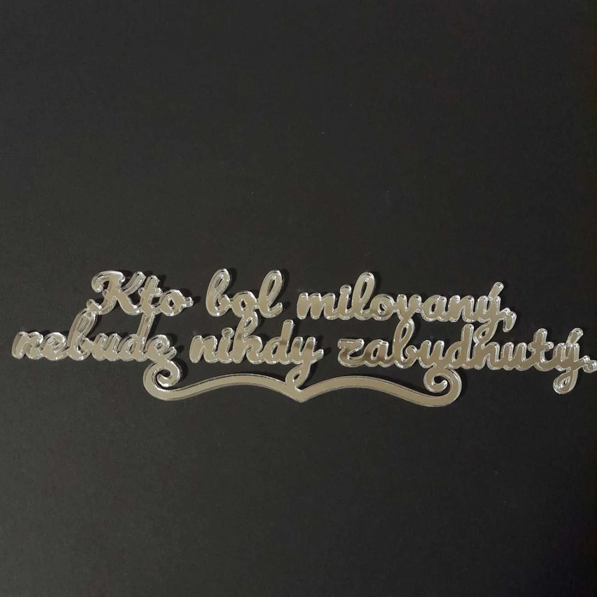 Strieborný zrkadlový nápis na hroby na aranžovanie s textom Kto bol milovaný, nebude nikdy zabudnutý.