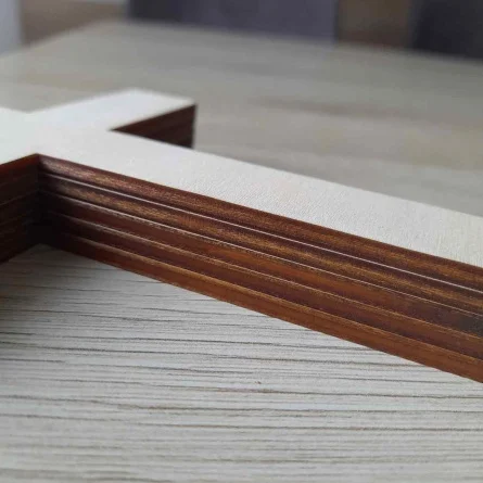 Detail hrany dreveného kríža z piatich vrstiev preglejky hrubý 2cm