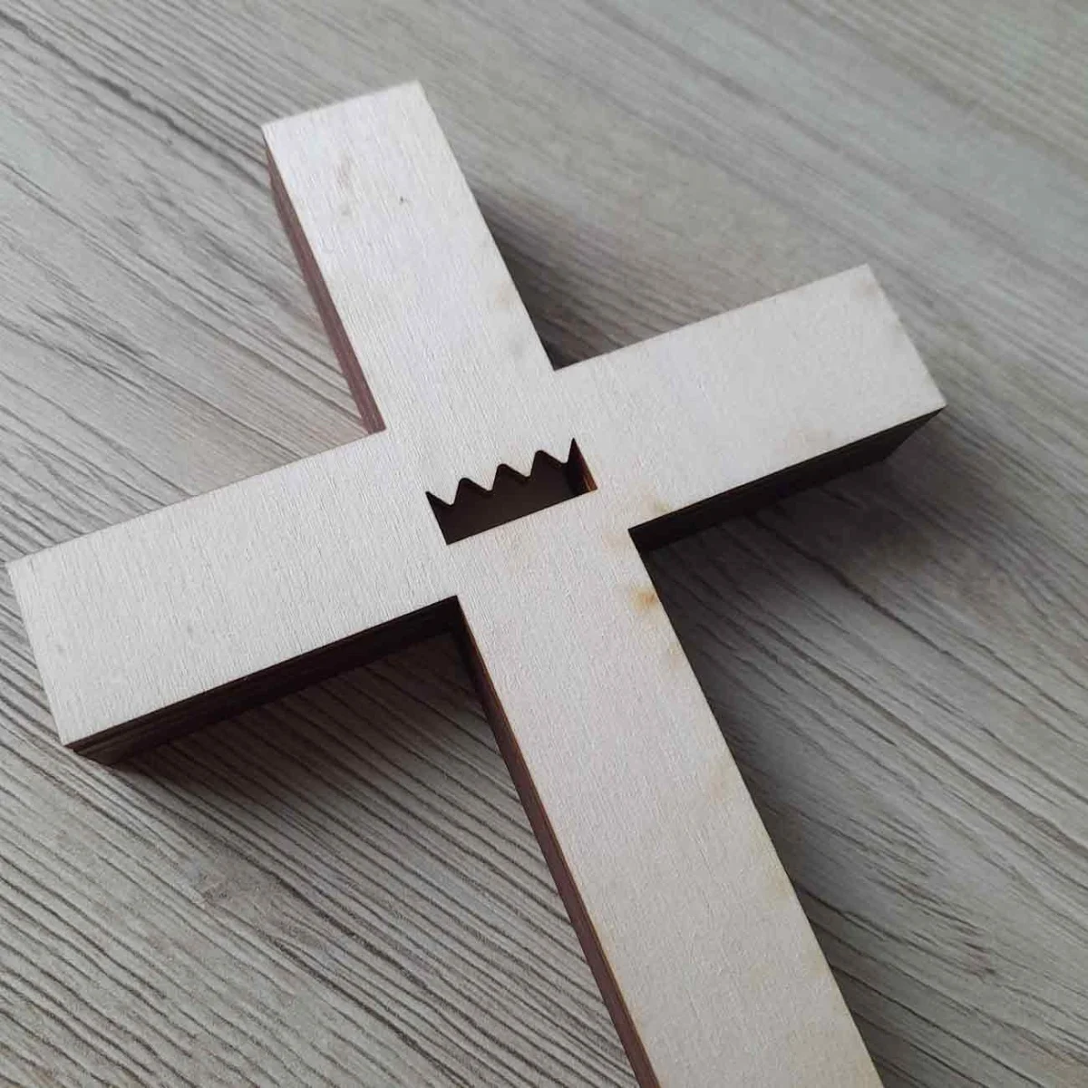 Zadná strana dreveného kríža s otvorom na zavesenie