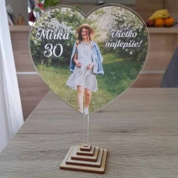 Farebný zápich na tortu v tvare srdca s vlastnou fotografiou a krátkym textom