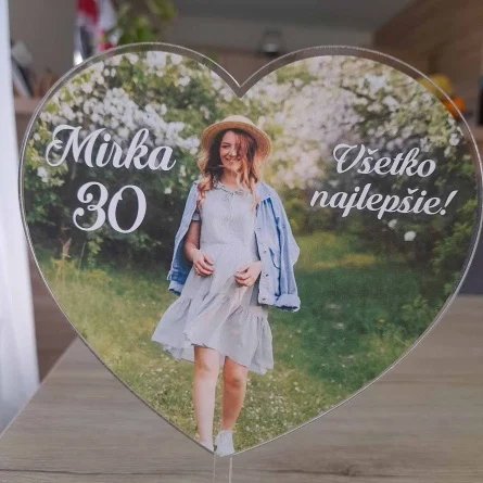 Detail zápichu na tortu v tvare srdca s vlastnou fotografiou, menom a číslom