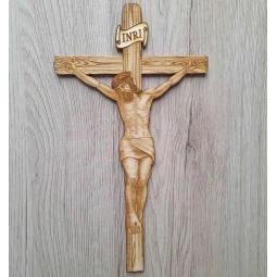 Drevený závesný kríž gravírovaný a vyrezávaný laserom z preglejky s námetom Ježiša na kríži