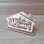 Moderný drevený stojan na papierové servítky v tvare domčeka s vyrezaným textom Home