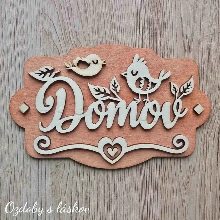 Originálna závesná drevená tabuľka na predaj s nápisom Domov, vtáčikmi a ornamentom.