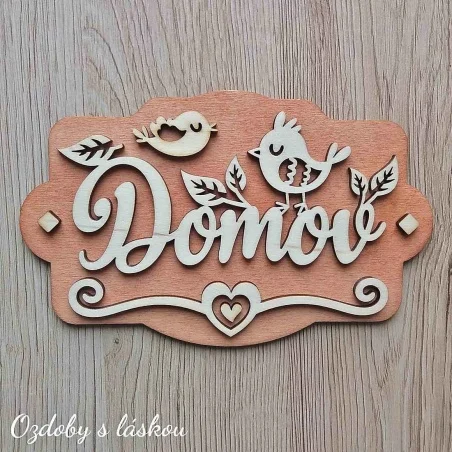 Originálna závesná drevená tabuľka na predaj s nápisom Domov, vtáčikmi a ornamentom.