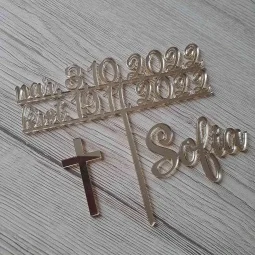 Dekorácie do torty v podobe zlatého zrkadlového zápichu s dátumom narodenia, krstu a nápisu s menom a krížikom na bok torty